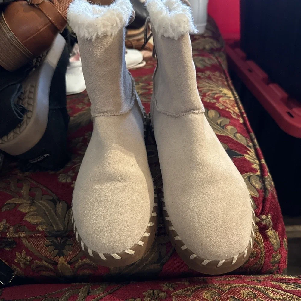 NIB Muk Luks Ankle Boots US Size 8 Suede, Wool Blend,  Memory Foam Color= Sand